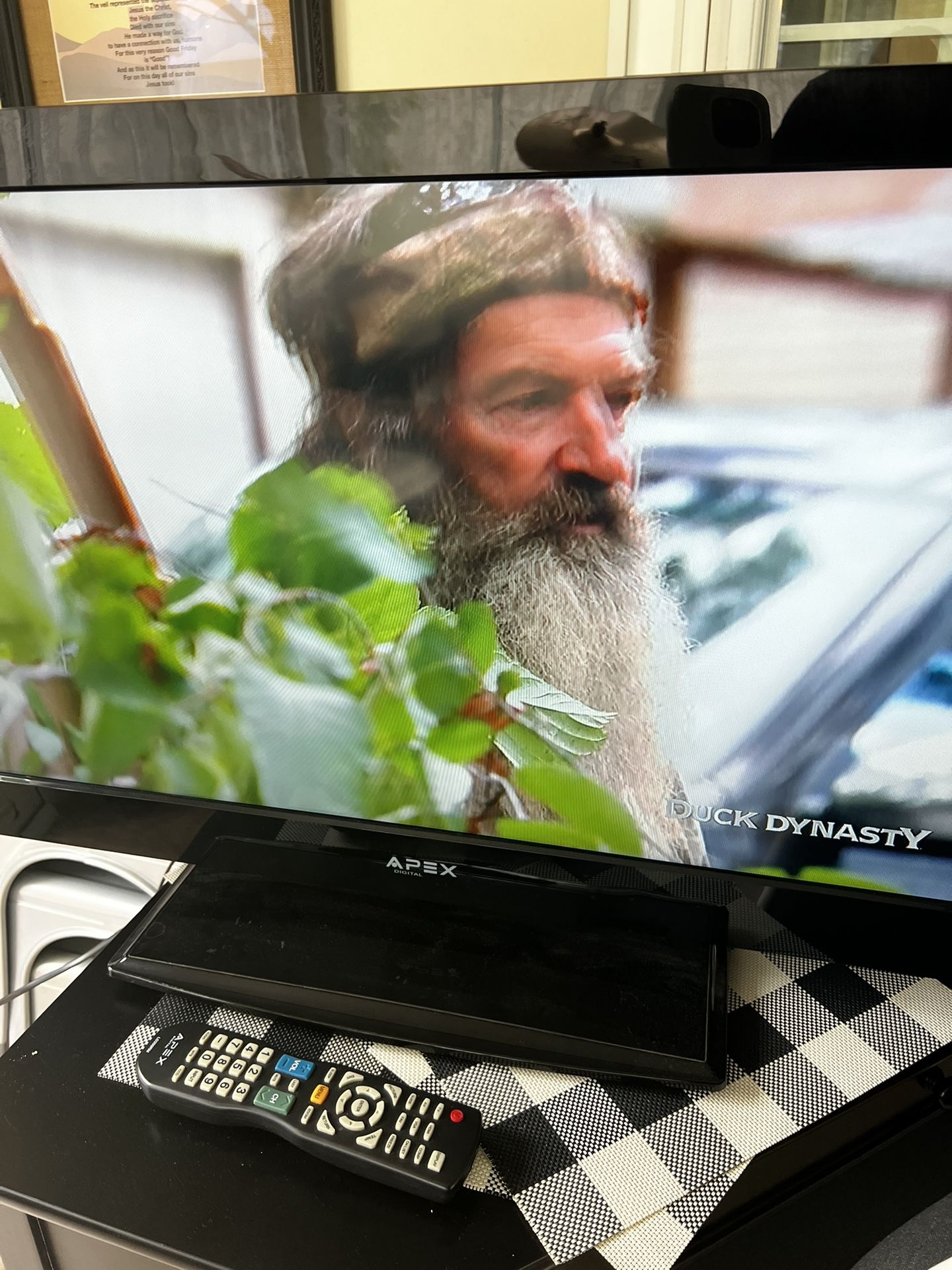 Apex 32” Flat Screen Tv Works Great No Remote Only $15!!!!!!