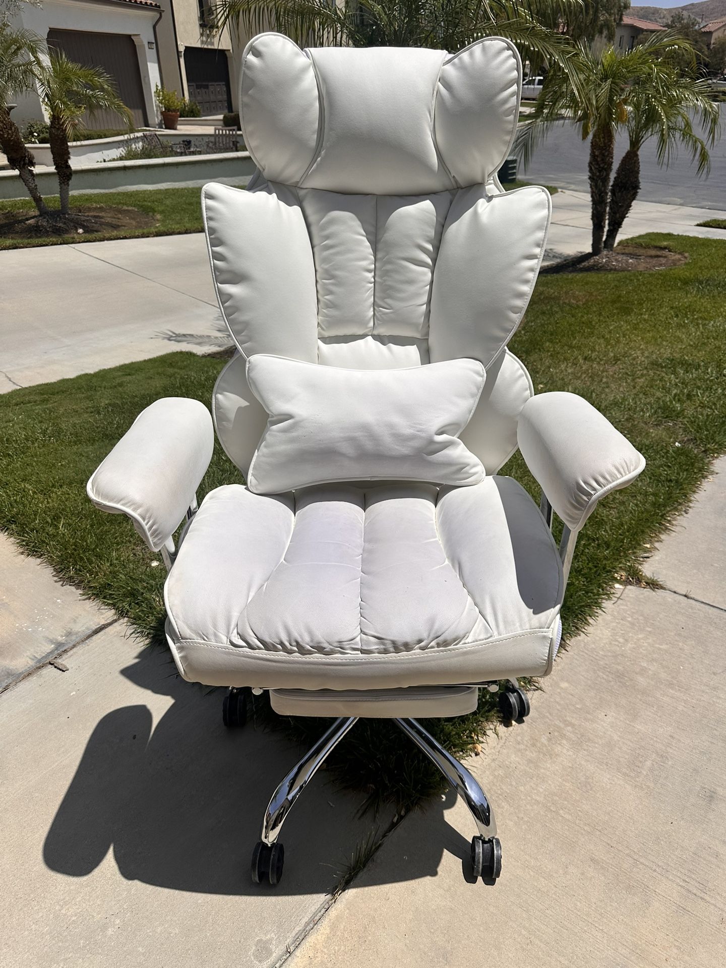 White Office/gaming chair