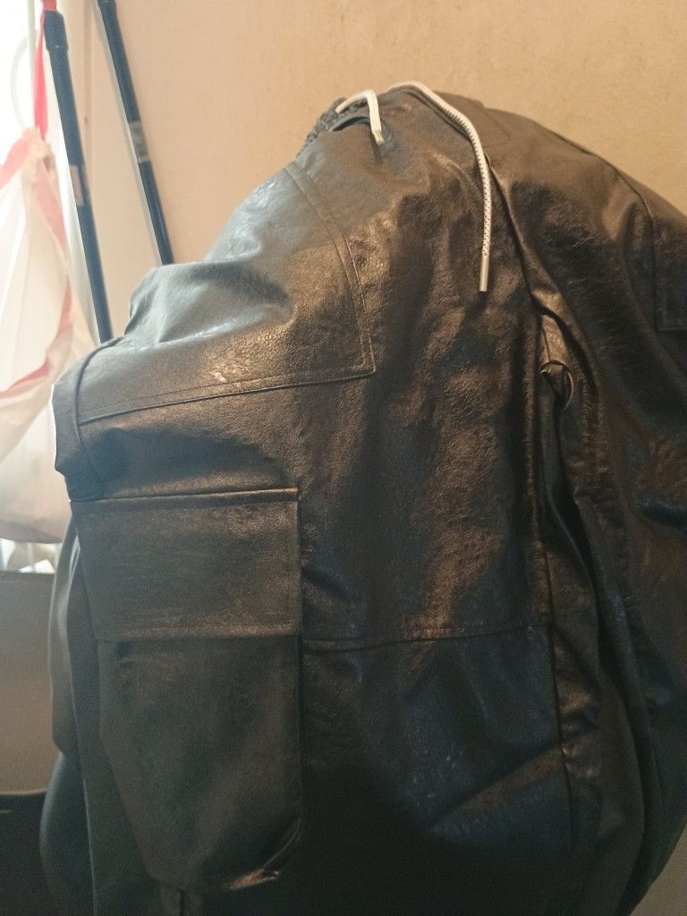 BRAND NEW MEN'S 3XL PUI LEATHER CARGO PANTS. STRING- ADJUSTABLE.