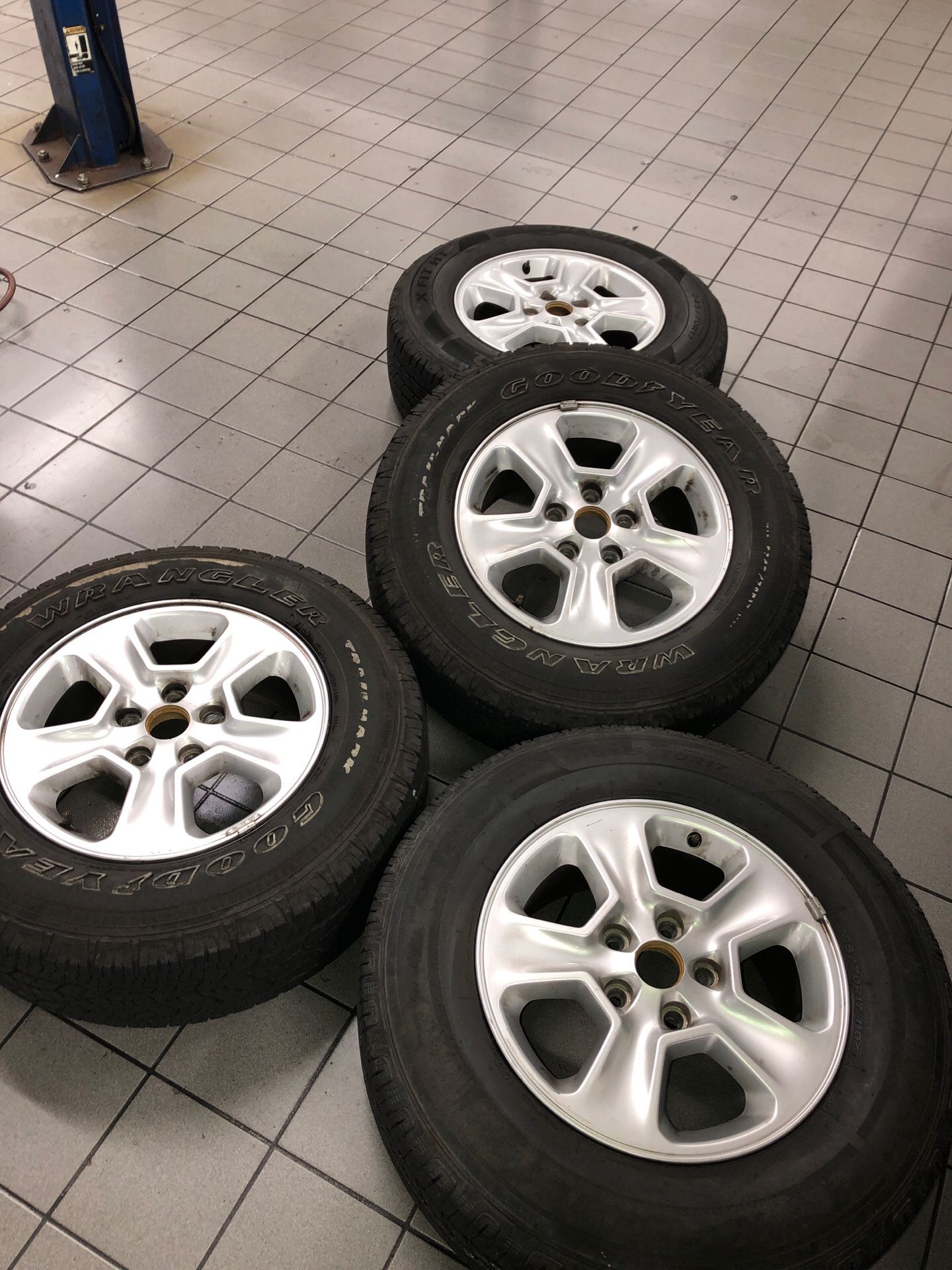 Jeep Cherokee wheels for sale 245/70/17 The best offer