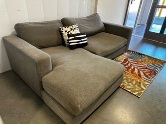GRAY SECTIONAL COUCH W/ FREE DELIVERY