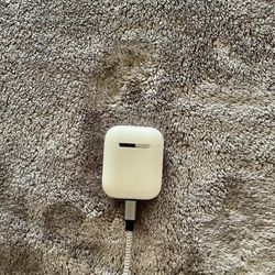 Apple AirPods 2nd Gen w charging Case