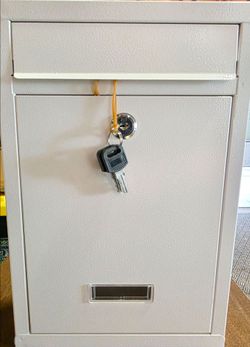 Metal Locking Mailbox with Keys