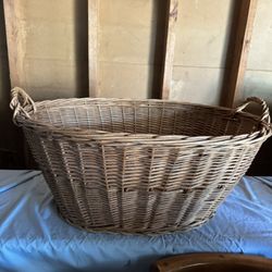 Vintage French Style Large Wicker Laundry Basket/storage 