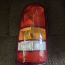 99-02 Silverado Fleet side /3500 98-03 GMC Pickup Tail Lamp Left Side 
