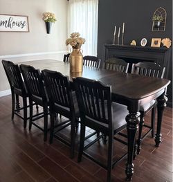 Beautiful Dining table and 8 chairs