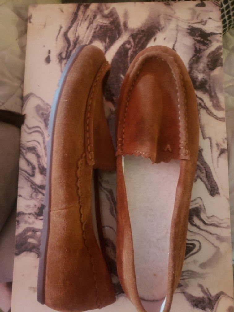 Fleece lined Vionic Suede Moccasins Size 9