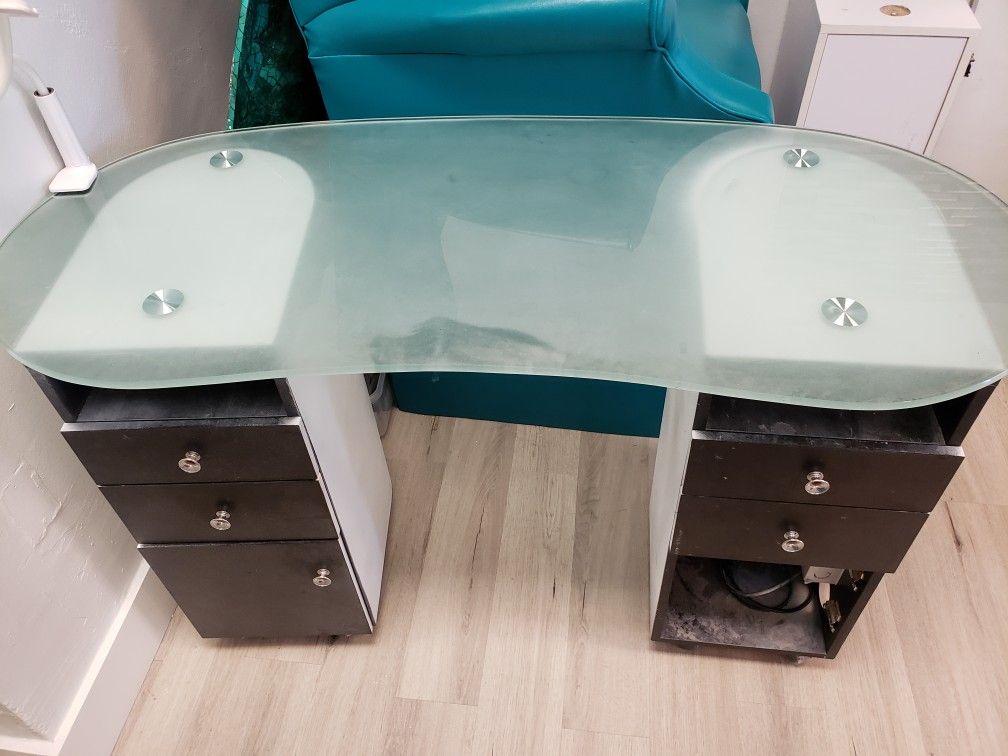 Manicure nail table
