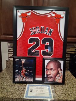 MICHAEL JORDAN HOF ,CHICAGO BULLS, STITCHED,BRANDED AUTHENTIC FRAMED JERSEY WITH SIGNED PHOTO/COA.