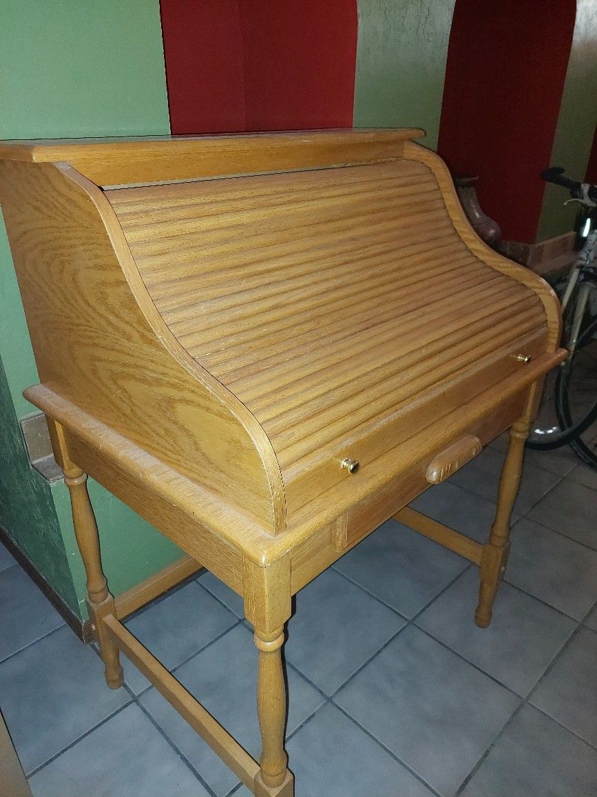 Roll Top Desk With Spindle Legs