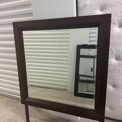 Dresser with detachable mirror