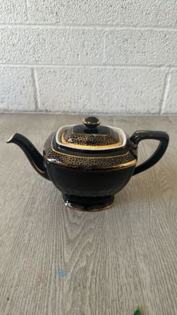 Stunning black and gold hall teapot super rare
