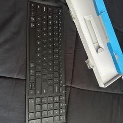 Wireless rechargable keyboard 