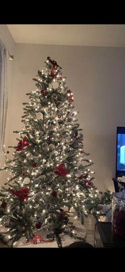 Beautiful 7.5ft Flocked Tree