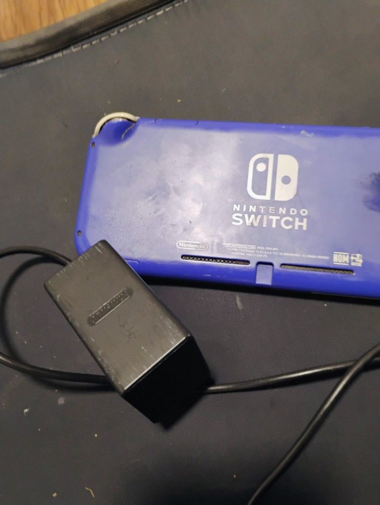 Nintendo Switch Lite + Charger