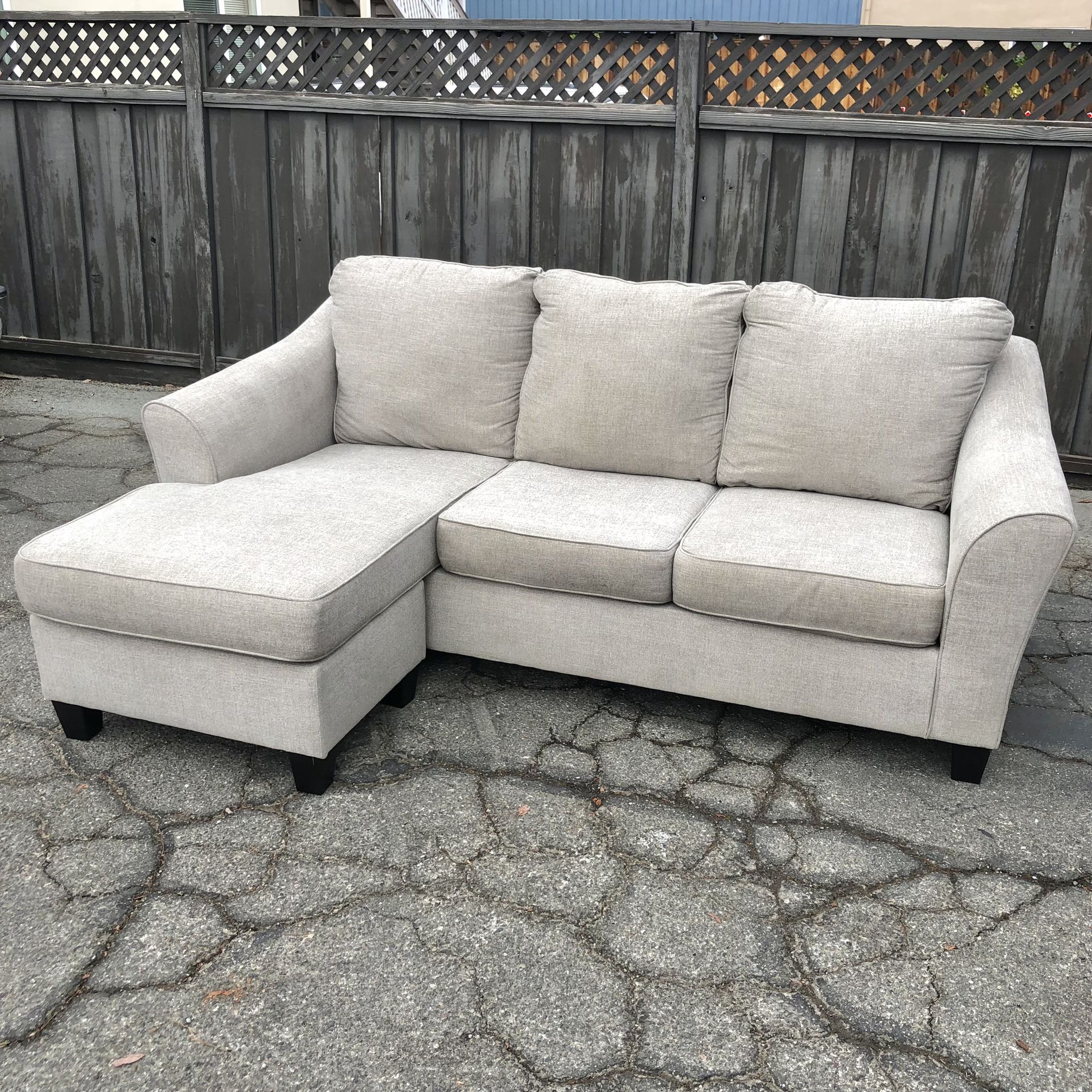 Like New - Ashleys Furniture Modern Gray Sectional Sofa Couch w Chaise 🚚 Delivery Available