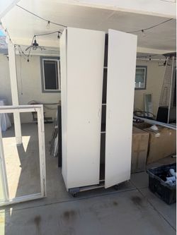 Free- tall cabinet
