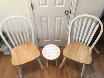 Nice, Clean And In Great Condition Set Of Two Chairs And A Table 