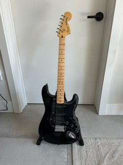 Squier Classic Vibe '70s Stratocaster Black + free accessories