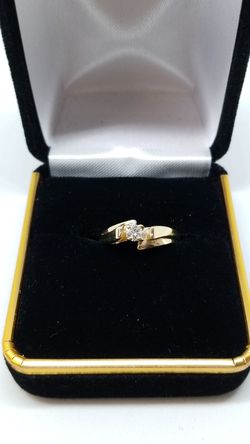 Womens 14k yellow gold and diamond ring