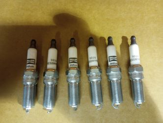 Champion Sparkplugs 9016. Set Of 6.. All New