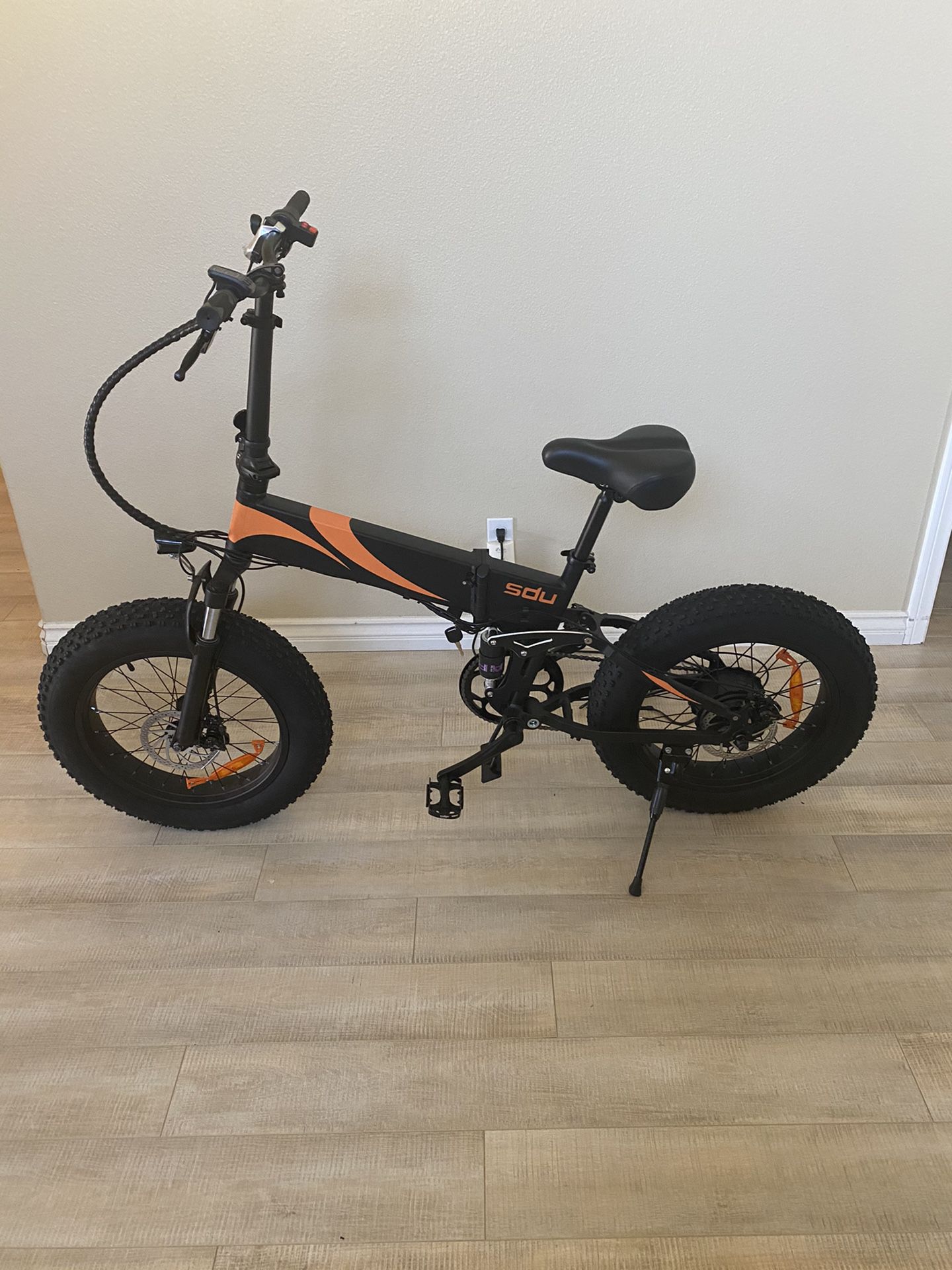 E-BIKE BRAND NEW STILL IN THE BOX!! HAVE 1 left Just Like this one In The Picture