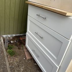 Free kitchen furniture is complete