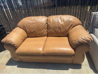 2- seater’s leather sofa.