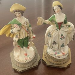 Beautiful Vintage Colonial Courting Couple