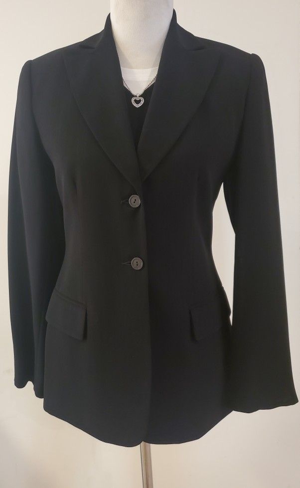 SIZE 4 WOMAN'S 3~PIECE "BLACK PINSTRIPED" PANTSUIT w/PULLOVER ZIPPERED VEST ..... NEVER WORN ..... $150.00 ..... CASH ONLY‼️