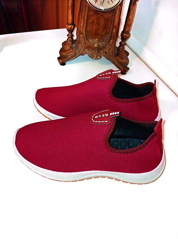 Unisex Solid Slip On Sneakers Comfy Non Slip Soft Sole Shoes for Men & Women