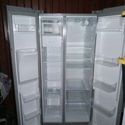 Like New Frigidaire Refrigerator w/water & ice maker