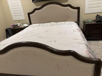 Bedroom Set With 2 Night Stand And Dresser With Mirror