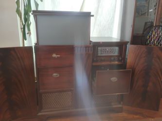 mid-century combination TV/radio console, 1940s to early 1950s.