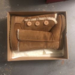 UGGS BOOTS