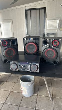 LG AM FM  Stereo Radio Bluetooth RMS 2700 W . Works Great Hardly Use  $150  Must Pick Up