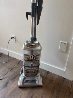 Shark Navigator Lift-Away Deluxe Vacuum