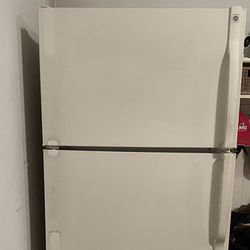 Refrigerator & Top Freezer,  GE 18 Cu Ft in Almond