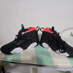 Nike React Frenzy SE 'Dark Smoke Grey' sneakers. Size 8.5