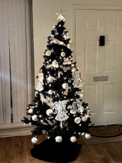 Black 6 Ft prelit Christmas Tree With Ornaments
