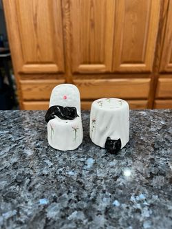Vintage Cozy Black Kitty Cat in Comfy Chair Pair of Salt and Pepper Shakers . Size approximately Chair 2 1/2 inches tall. Brand Kitschy Kitchen. Pr