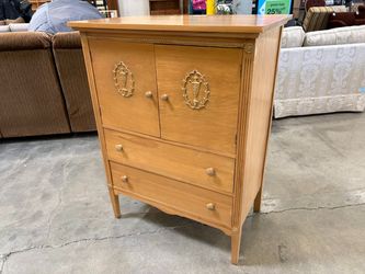 Light Wood French Provincial 5 Drawer Chest Style Dresser with Decorative Wreath Door Fronts