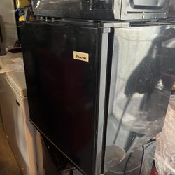 Mini Fridge For $70 Great Condition 