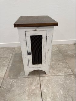 End table (farmhouse) style