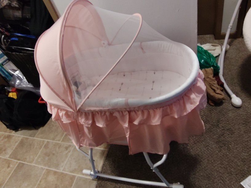 Baby Girl Bassinet And Bouncy Seats 