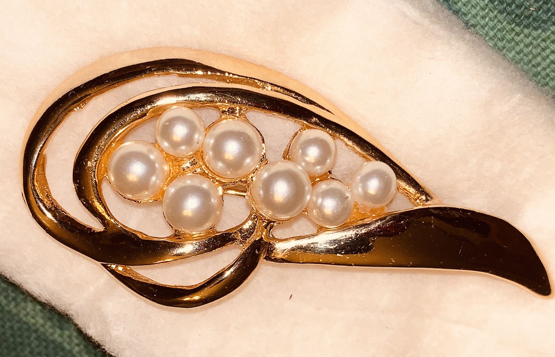 GOLD & PEARL VINTAGE BROOCH Over 2” w/ Safety Lock