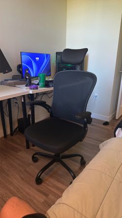 Ergonomic Office Chair with Headrest – Great Condition