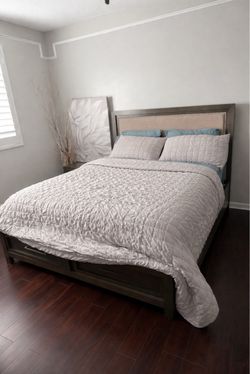 Queen bedroom set - 4 pieces