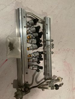 Fuel injector and fuel injector rail with four clips
