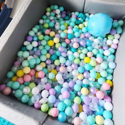 2,000+ Ballpit Balls